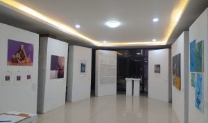 Salah satu karya seni rupa yang dipamerkan setelah sebelumnya diadakan bedah karya inovatif di ICAS Fest 2022 (FOTO: Atif Latifah)