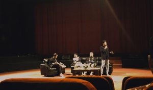 Januar Eko, mahasiswa pascasarjana daat mempresentasikan makalah miliknya, mengenai komedi dalam teater.