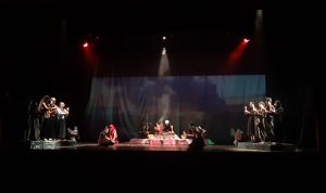 Karya seni teater yang ditampilkan dalam ICAS Fest 2022 yang berisi kritik isu lingkungan. (foto: Ratna Padya)