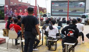 Suasana nonton bareng komunitas Honda dari Ikatan Motor Honda Karawang (IMHK) di Sky Garden Technomart Galuh Mas, Karawang.