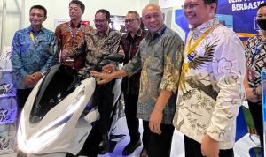 Menteri Koperasi dan Usaha Kecil dan Menengah Republik Indonesia Drs Teten Masduki (kedua dari kanan) dan Wakil Gubernur Bali Dr. Ir. Tjok Oka Artha Ardhana Sukawati, M. Si (ketiga dari kiri) ditemani jajaran direksi AHM mengunjungi booth AHM pada Pameran Kendaraan Bermotor Listrik Berbasis Baterai di Bali Collection, Nusa Dua, Bali (11/11).