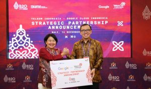 Direktur Digital Bisnis Telkom M. Fajrin Rasyid (kanan) dan Country Director Google Cloud Indonesia Megawaty Khie (kiri) pada acara Strategic Partnership Announcement antara Telkom dan Google di Nusa Dua, Bali (14/11).