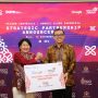 Direktur Digital Bisnis Telkom M. Fajrin Rasyid (kanan) dan Country Director Google Cloud Indonesia Megawaty Khie (kiri) pada acara Strategic Partnership Announcement antara Telkom dan Google di Nusa Dua, Bali (14/11).