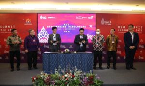 CEO Privy Marshall Pribadi (tengah) dan Asia Technology Growth Investor at KKR & Co. Inc Kirby Lam (ketiga dari kiri) melakukan penandatanganan nota kesepahaman secara digital
