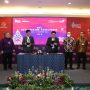 CEO Privy Marshall Pribadi (tengah) dan Asia Technology Growth Investor at KKR & Co. Inc Kirby Lam (ketiga dari kiri) melakukan penandatanganan nota kesepahaman secara digital