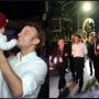 Presiden Macron berbaju putih saat turun dari mobil dan berjalan menyapa warga hingga menggendong anak kecil dan meciumnya di Bali, (15/11). ( tangkapan video Tiktok,/kolase Jabarekspres.com)