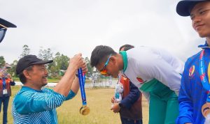 Pengalungan medali tim cabor kAbupaten Bandung yang sukses jadi juara umum dayung di PorProv Jabar 2022