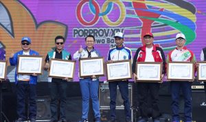 Penutupan Porprov Jabar 2022, Kabupaten Bandung Sukses Tempati Posisi ke Lima dengan 222 Medali Deretan Kepala daerah menerima piagam penghargaan atas prestasi para atletnya saat Penutupan Porprov Jabar 2022,