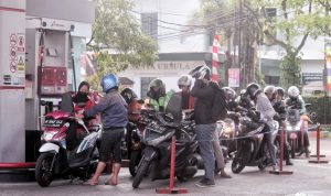 ANTREAN: Sejumlah pengendara motor saat mengantre untuk mendapatkan pelayanan BBM di salah satu SPBU di Kota Bandung.