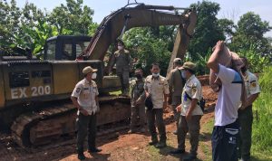 Petugas Satpol-PP kecamatan Parung Panjang saat menutup galian tambang. Foto: Sandika Fadilah/Jabarekspres.com