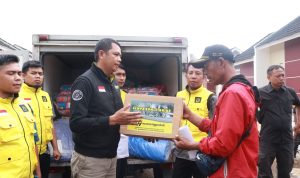 Manager Regional PT Waroeng Steak Indonesia wilayah Jawa Barat, Wahid Abdul Manap menyampaikan secara langsung bantuan kemanusiaan untuk korban gempa Cianjur. (ist)