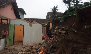 RUSAK PARAH: Satu rumah roboh akibat Longsor di Bandung Barat tepatnya di Kampung Patrol Tengah, RT 2/12, Desa Suntenjaya, Kecamatan Lembang, Selasa 15 november 2022. (DOK/BPBD KBB)