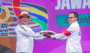 SIMBOLIS: Gubernur Jawa Barat, Ridwan Kamil menyerahkan bendera KONI kepada Wali Kota Bogor Bima Arya sebagai tuan rumah penyelenggara Porprov Jabar 2026. (DOK/HUMPRO FOR JABAR EKSRPES)