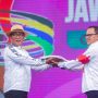 SIMBOLIS: Gubernur Jawa Barat, Ridwan Kamil menyerahkan bendera KONI kepada Wali Kota Bogor Bima Arya sebagai tuan rumah penyelenggara Porprov Jabar 2026. (DOK/HUMPRO FOR JABAR EKSRPES)