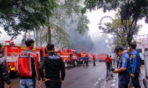 PADAMKAN API: Sebanyak 16 mobil pemadam kebakaran dikerahkan saat terjadi kebakaran di Kantor Bappelitbang Kota Bandung, Senin, 7 Noverber 2022. (KOLID/JABER EKPSRES)