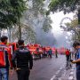 PADAMKAN API: Sebanyak 16 mobil pemadam kebakaran dikerahkan saat terjadi kebakaran di Kantor Bappelitbang Kota Bandung, Senin, 7 Noverber 2022. (KOLID/JABER EKPSRES)