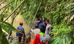 HILANG NYAWA: Petugas saat mengevakuasi mayat berjenis kelamin perempuan di Sungai Sukahati, Kabupaten Bogor. (DOK/POLSEK CIBINONG FOR JABAREKSPRES)