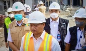 BERIKAN KETERANGAN: Pemprov Jawa Barat melalui Wakil Gubernur, UU Ruzhanul Ulum saat meninjau pengerjaan Blok I RSUD Kota Bogor, Rabu 9 November 2022. (YUDHA PRANANDA / JABAR EKSPRES)