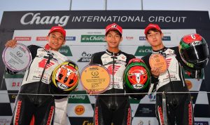 Tampil Impresif, Pebalap Binaan Astra Honda Raih Podium Thailand Talent Cup Pebalap binaan AHM, Decksa Almer Alfarezel (Kiri) berhasil meraih podium kedua pada race pertama putaran ke-5 di ajang Thailand Talent Cup (TTC) yang digelar di Chang International Circuit - Thailand (4-5/11).