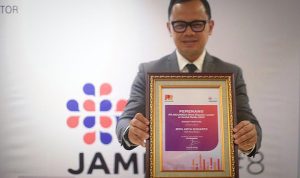 PRESTASI: Wali Kota Bogor, Bima Arya menunjukkan piagam penghargaan dari Public Relation (PR) Indonesia. YUDHA PRANANDA/JABAR EKSPRES.
