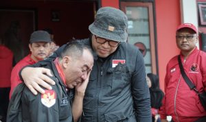 PEDULI KORBAN: Ketua DPD PDI Perjuangan Jawa Barat Ono Surono saat mengunjungi penampungan korban gempa Cianjur, Selasa 22 November 2022.