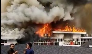 Kebakaran di Kota Bandung Lambat Penanganan, Ini Penyebabnya! KOBARAN API: Kebakaran di Kota Bandung telah memporak-porandakan Gedung Bappelitbang di area Balai Kota Bandung, Senin 7 November 2022. AKMAL/JABAR EKSPRES