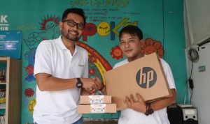 Penyerahan bantuan perangkat elektronik hasil restorasi program Eduvice kepada Komunitas Belajar Taman Baca PEKA.