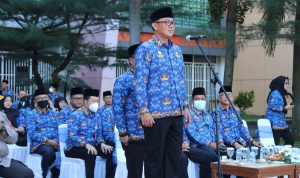 BERDIRI TEGAP: Plt Bupati Bogor saat memimpin Upacara peringatan HUT Korpri di Stadion Pakansari, Cibinong, Kabupaten Bogor, Selasa 29 November 2022. (SANDIKA FADILAH/JABAREKSPRES.COM)