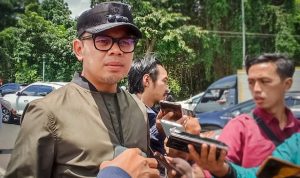 Parah! Bima Arya Geram, Pengerjaan Dua Proyek di Kota Bogor Molor LAYANI WAWANCARA: Wali Kota Bogor Bima Arya saat memberikan keterangan mengenai polemik proyek di Kota Bogor, Rabu 23 November 2022.