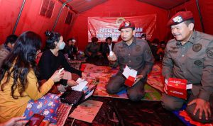 SALURKAN BANTUAN: Tim Kemanusiaan BIN saat mendatangi korban gempa di Cianjur sekaligus memantau pemerataan bantuan.