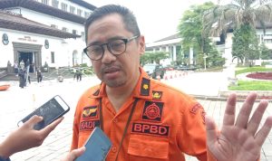 STATUS WASPADA: Kepala Pusdalops BPBD Jabar, Hadi Rahmat, saat menjelaskan potensi bencana hidrometeorologi di Jabar, 18 November 2022. (SANDI NUGRAHA/JABAREKSPRES)