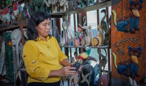 BUTUH PEMBIAYAAN: Owner UKM CV Tri Utami, Ni Made Witari saat menunjukan hasil karya kerajinan tangan, dari kayu. (istimewa)