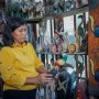 BUTUH PEMBIAYAAN: Owner UKM CV Tri Utami, Ni Made Witari saat menunjukan hasil karya kerajinan tangan, dari kayu. (istimewa)