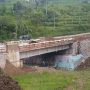 Belum juga diresmikan, proyek pembangunan jembatan Tajim yang menghubungkan Kecamatan Sindagkerta dan Kecamatan Gununghalu mengalami retak