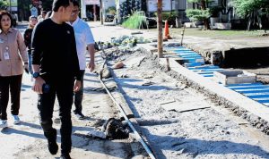Kejari Kota Bogor Awasi Pembangunan Pedestarian BMC TINJAU PROYEK: Wali Kota Bogor, Bima Arya saat mengecek lokasi pembangunan pendestrian BMC di Jalan Pajajaran Indah V, Kota Bogor. (Yudha Prananda/Jabar Ekspres)