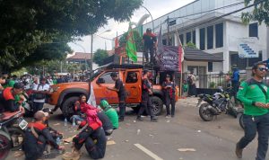Sejumlah buruh saat melakukan aksi di depan Kantor Dinasker Kabupaten Bogor soal usulan UMK 2023. (Sandika Fadilah/Jabarekspres.com)