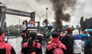 SAMPAIKAN TUNTUTAN: Ratusan buruh saat melakukan aksi di depan Kompleks Pemerintah Kabupaten Bogor, Jumat (11/11). (Sandika Fadilah/JabarEskpres.com)