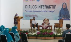 Cegah Penyakit Hipertensi, Kurangi Konsumsi Fast Food dan Giatkan Olahraga ORASI: Ketua TP PKK Kota Bandung, Yunimar Mulyana saat memberikan penjelsan terkait bahaya penyakit hipertensi.