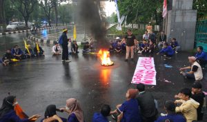 Tarik Ulur SK Harga Gas Elpiji 3 Kg, Ini Reaksi Mahasiswa! GELAR AKSI: Sejumlah mahasiswa saat unjuk rasa di depan kantor Pemkab Bogor, Senin 14 November 2022. (Sandika Fadilah/Jabarekspres.com)