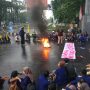 GELAR AKSI: Sejumlah mahasiswa saat unjuk rasa di depan kantor Pemkab Bogor, Senin 14 November 2022. (Sandika Fadilah/Jabarekspres.com)