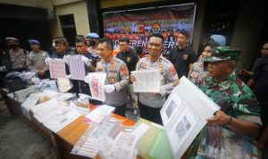 Empat pelaku yang diduga jaringan pengedar uang palsu berhasil dibekuk jajaran Polsek Bogor Timur berinisial IP, 34, K, 55, M, 44 dan SW, 44