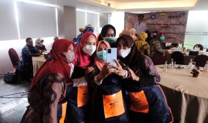 KOMPAK: Ibu-ibu PKK Bandung foto bersama di sela-sela acara Kegiatan Dapur Sehat Atasi Stunting (Dashat), Kamis 17 November 2022.