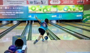 ADU SKILL: Salah seorang atlet Kabupaten Bogor melemparkan bowling pada Pekan Cabang Olahraga Bowling Provinsi IV Jawa Barat.