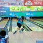 ADU SKILL: Salah seorang atlet Kabupaten Bogor melemparkan bowling pada Pekan Cabang Olahraga Bowling Provinsi IV Jawa Barat.