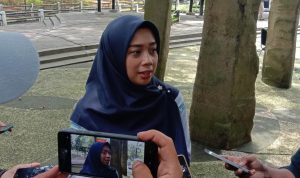 WASPADA GEMPA: Staf Observasi Geologi Gempa Bumi BMKG Bandung, Ajeng Marina Utami saat menjelaskan kondisi Sesar Lembang yang mulai memunculkan gempa, Rabu 30 November 2022. (SANDI NUGRAHA/JABAREKSPRES)