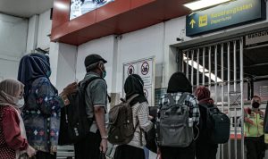 BEPERGIAN: Antrean penumpang saat hendak memasuki area peron di Stasiun Kereta Api Indonesia Daop 2 Bandung. (KHOLID/JABAR EKSPRES)