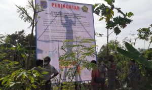 HAK MILIK: Kementerian Agama RI bersama Tim Terpadu Penertiban Lahan UIII memasang baliho berisi peringatan bagi warga agar segera mengosongkan lahan UIII secara sukarela.