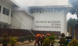 Kebakaran Balaikota Bandung, Rapat Wali Kota Terhenti SI JAGO MERAH: Petugas pemadam Kebakaran terus memadamkan api yang melalap Gedung Bappelitbang Kota Bandung pukul 10.30 WIB, Senin, 7 November 2022 gedung Bappelitbang Kota Bandung.