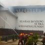 SI JAGO MERAH: Petugas pemadam Kebakaran terus memadamkan api yang melalap Gedung Bappelitbang Kota Bandung pukul 10.30 WIB, Senin, 7 November 2022 gedung Bappelitbang Kota Bandung.
