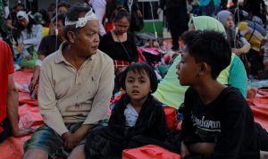 BIKIN TRAUMA: Anak-anak yang menjadi korban gempa Cianjur masih dihantui ketakukan dengan adanya gempa susulan. (KHOLID/JABAR EKSPRES)